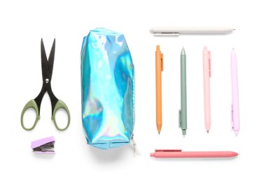 Mavi kalem kutusu ve beyaz arka planda farklı okul kırtasiyesi