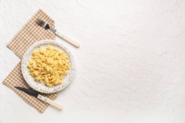 Beyaz arka planda lezzetli çırpılmış yumurta tabağı