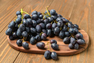 Ahşap arka planda tatlı siyah üzümlü tahta