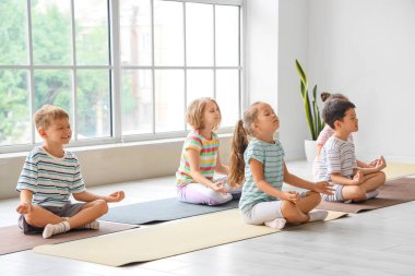 Beden eğitiminde meditasyon yapan bir grup çocuk.