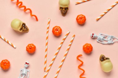 Kağıt pipetli kompozisyon ve renk arkaplanındaki Cadılar Bayramı süslemeleri