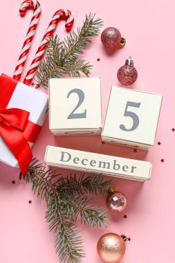 Dekorasyonlar, köknar dalları, hediye kutusu ve takvim.