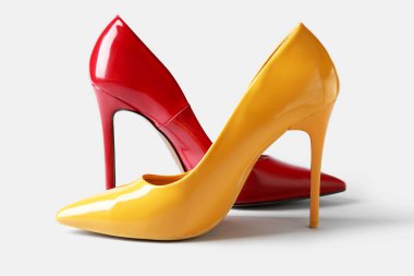 Beyaz arka planda farklı stil yüksek topuklar