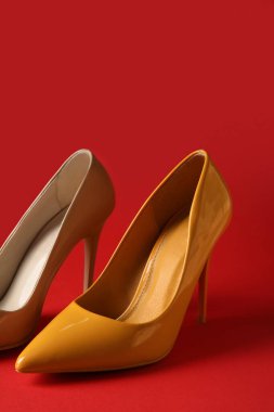 Kırmızı arka planda farklı stil yüksek topuklar
