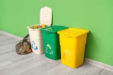 Yiyecek atıkları ve yeşil duvarın yanındaki çöp torbaları için konteynırlar. Geri dönüşüm kavramı