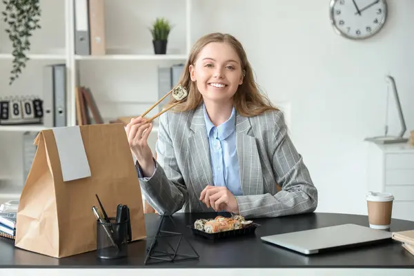 Šťastná Mladá Žena Jíst Sushi Kanceláři — Stock fotografie