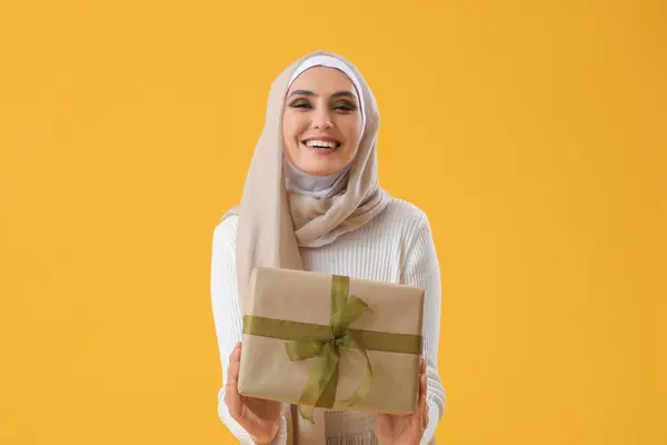 Young Muslim Woman Gift Yellow Background Islamic New Year Celebration — Stock Photo, Image