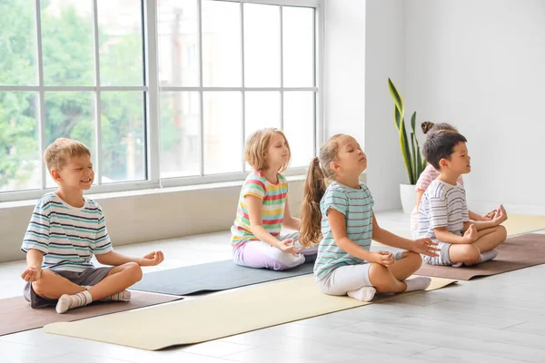 Beden eğitiminde meditasyon yapan bir grup çocuk.