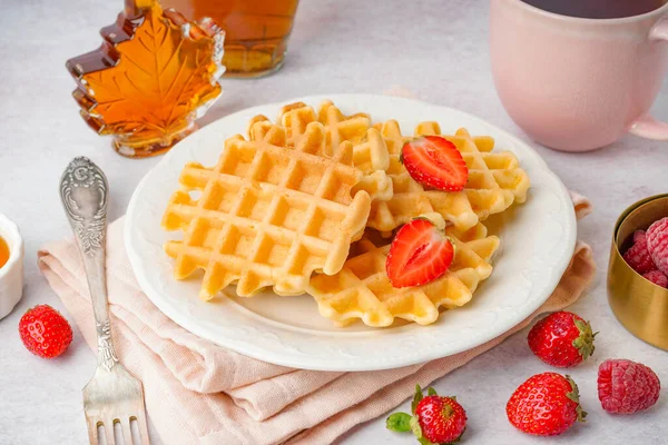 Böğürtlenli lezzetli waffle tabağı ve beyaz arka planda akçaağaç pekmezi.