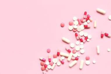 Pembe arka planda çok farklı haplar