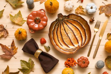 Hafif ahşap arka planda Şükran Günü kutlaması için güzel bir masa.