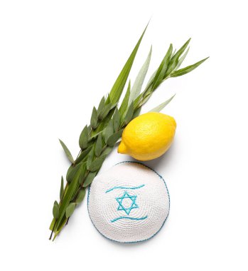 Beyaz arka planda dört tür (lulav, hadas, arava, etrog) Sukkot festival sembolleri ve kippah