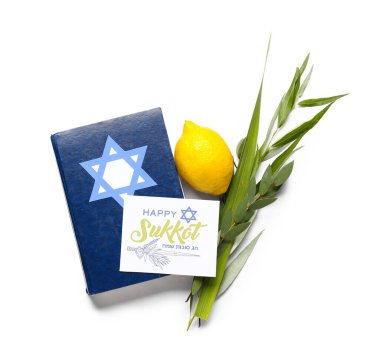Dört tür (lulav, hadas, arava, etrog), Torah ve beyaz arkaplanda Mutlu SuKKOT yazılı tebrik kartı