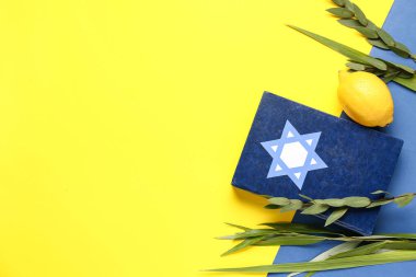 Dört tür (lulav, hadas, arava, etrog) sarı zemin üzerinde Sukkot festival sembolleri ve Tevrat olarak