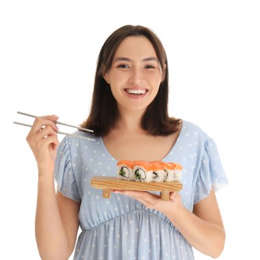 Sushi 'si olan mutlu genç bir kadın, beyaz tenli.