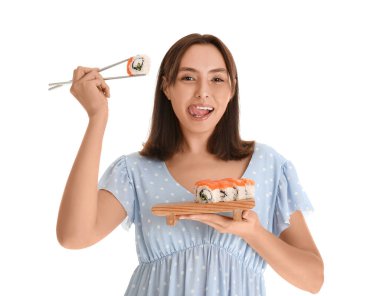 Suşi yapan genç ve güzel bir kadın.