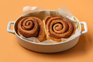 Kahverengi arka planda lezzetli tarçınlı börek pişirme