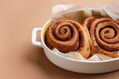 Kahverengi arka planda lezzetli tarçınlı börek pişirme