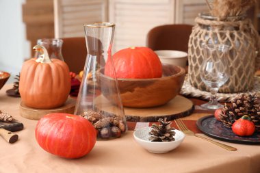 Balkabağı ve kozalaklı sonbahar masası, yakın plan.