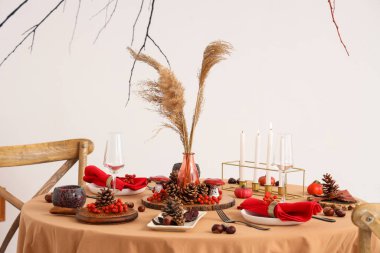 Şükran Günü için hazırlanan sonbahar sofrası yemek odasında otlar ve çam kozalaklarıyla süslendi.