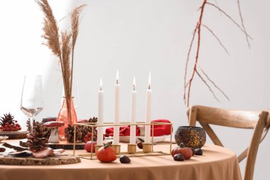 Şükran Günü için hazırlanan sonbahar sofrası yemek odasında otlar ve çam kozalaklarıyla süslendi.