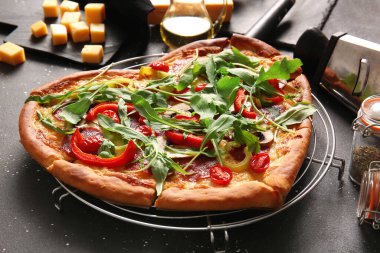 Siyah arka planda lezzetli kalp şekilli pizza ve peynirle durun.