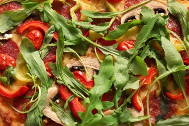 Arka planda roka ve biberli lezzetli pizzanın dokusu, yakın plan.