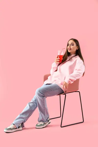 Junge Frau Kapuzenpullover Mit Limo Auf Rosa Hintergrund — Stockfoto