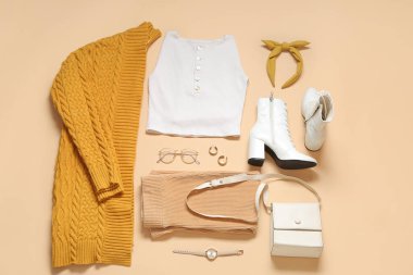 Renkli arka planda şık kadın kıyafetleri, ayakkabıları ve aksesuarları olan kompozisyon