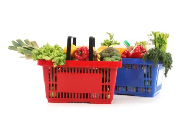 Beyaz arka planda izole edilmiş yiyecek dolu alışveriş sepetleri.