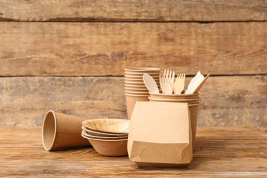 Kahverengi ahşap arkaplanda eko tablo takımı