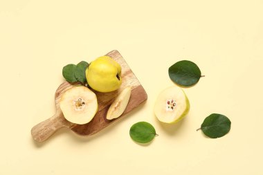 Tahta tahta tahta, tatlı olgun ayva ve sarı arka planda yapraklar.