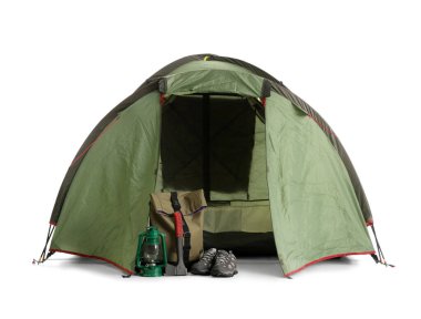 Beyaz arka planda yürüyüş ekipmanları olan kamp çadırı