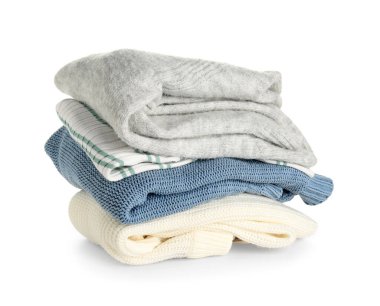 Beyaz arkaplanda yeni süveter yığını