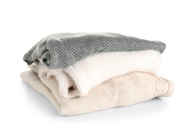 Beyaz arkaplanda yeni süveter yığını