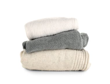 Beyaz arkaplanda yeni süveter yığını