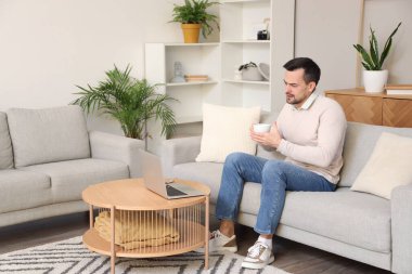 Genç adamın evdeki bilgisayarında doktorla görüntülü sohbet.