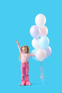 Mavi arka planda el sallayan güzel balonları olan tatlı küçük bir kız.