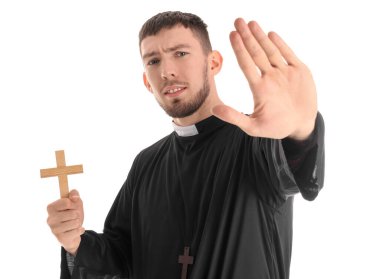 Çapraz hareket gösteren genç rahip beyaz arka planda dur hareketi, yakın plan