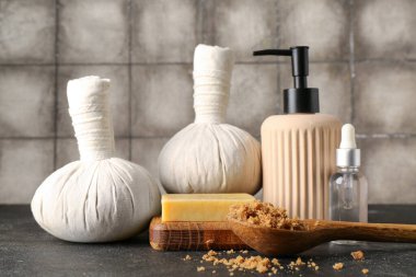 Koyu renkli masadaki spa aksesuarlarıyla kompozisyon