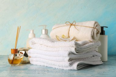 Renk arkaplan üzerinde spa aksesuarları olan kompozisyon