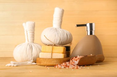 Ahşap arka planda spa aksesuarları