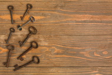 Ahşap arka planda paslı olanlar arasında yeni bir anahtar. Eşsizlik kavramı