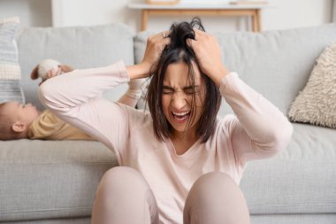 Doğum sonrası depresyondan muzdarip bağıran genç kadın.