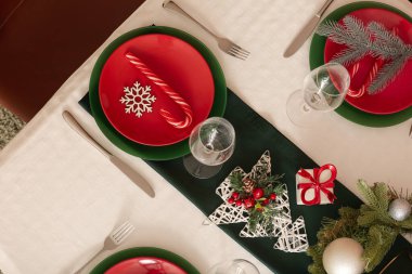 Noel kutlaması için servis edilen şenlikli masa. Çubuk şeker ve kar tanesiyle.