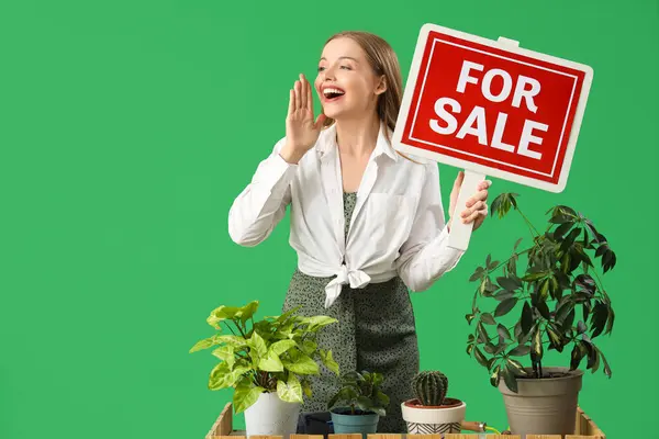 Gärtnerin Mit Sale Schild Und Pflanzen Der Theke Auf Grünem — Stockfoto