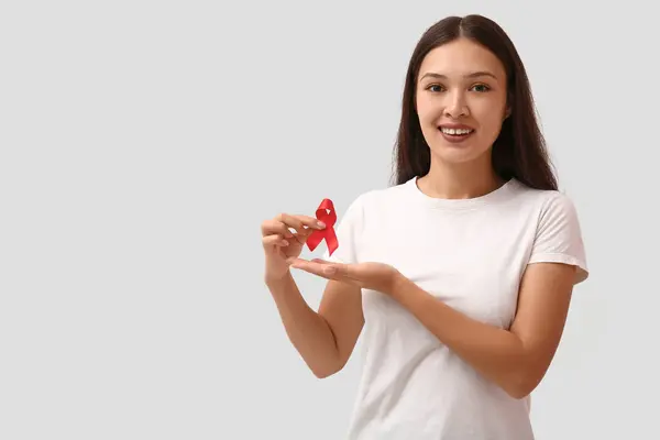 Csinos Fiatal Piros Szalaggal Fehér Háttérrel Aids Világnapja Koncepció — Stock Fotó
