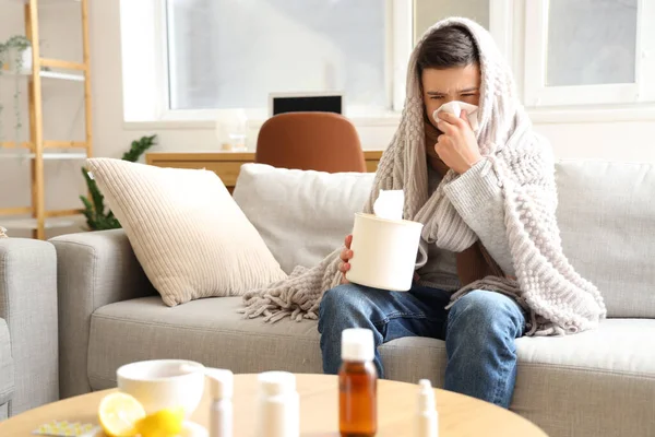 Ekoseli ve peçeteli hasta çocuk evde hapşırıyor.