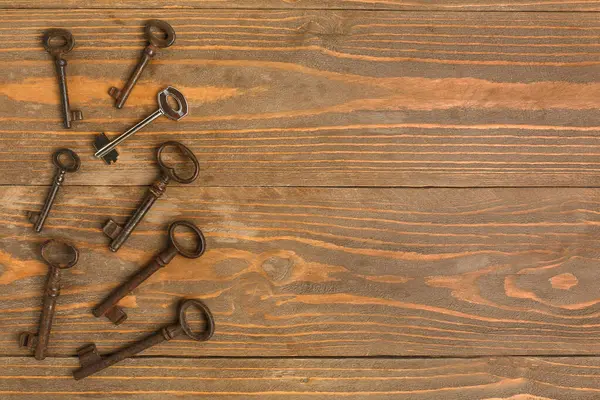 Ahşap arka planda paslı olanlar arasında yeni bir anahtar. Eşsizlik kavramı