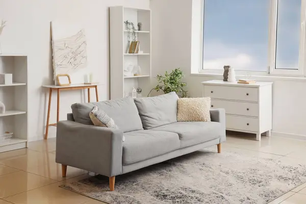 Klozeti ve kanepesi olan bir oturma odası.